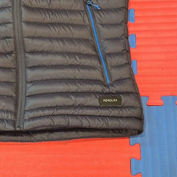 Navy Blue Decathlon Foreclqz men’s Vest never worn size Medium. - Picture 3 of 3